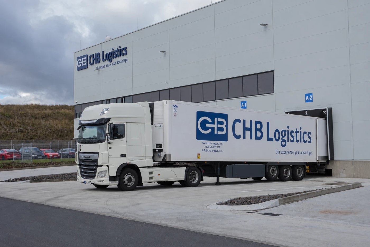 Návěs CHB Logistics u nakládací rampy