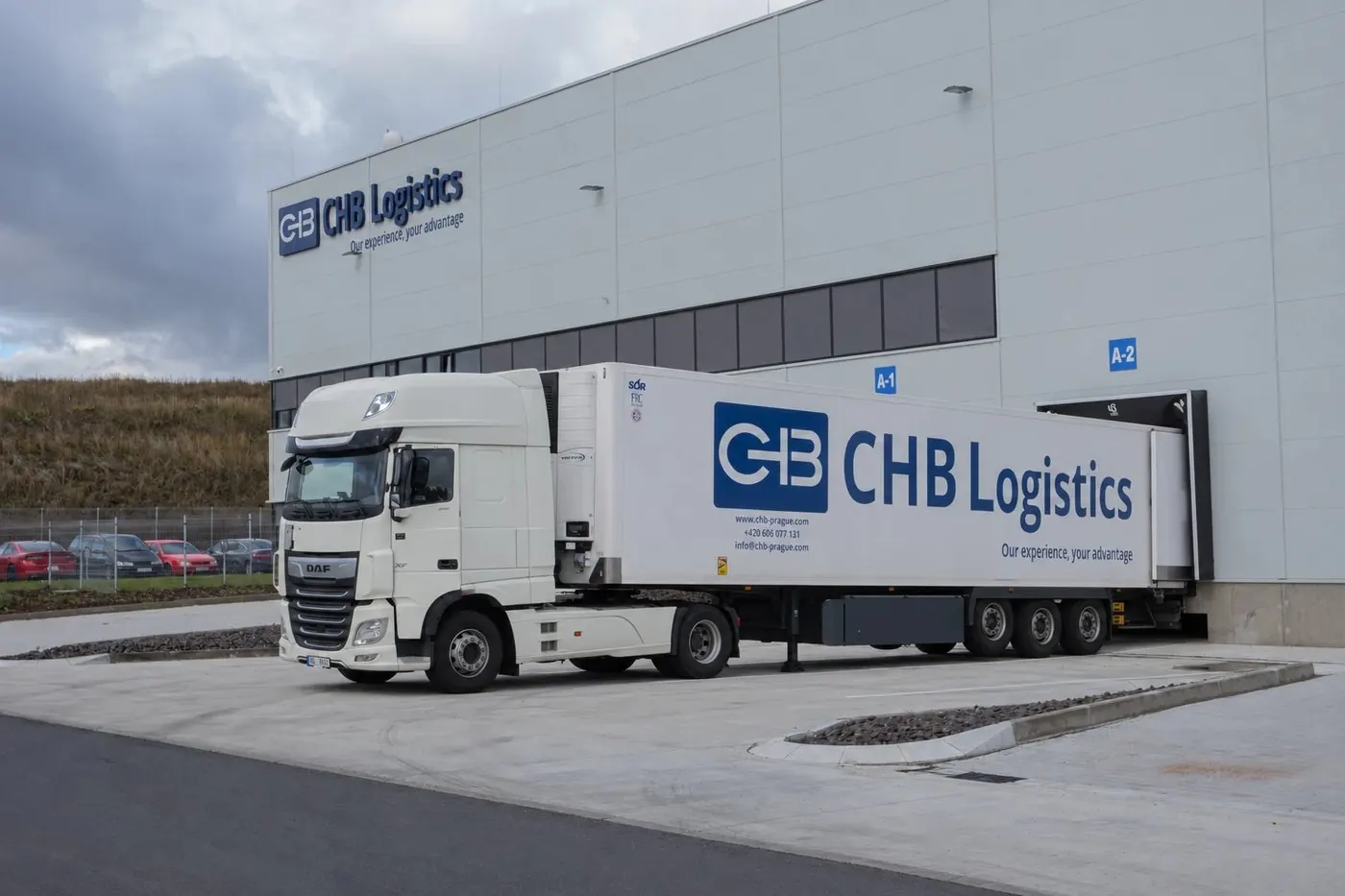 Tahač CHB Logistics u nakládací rampy