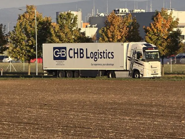 Návěs CHB Logistics u nakládací rampy