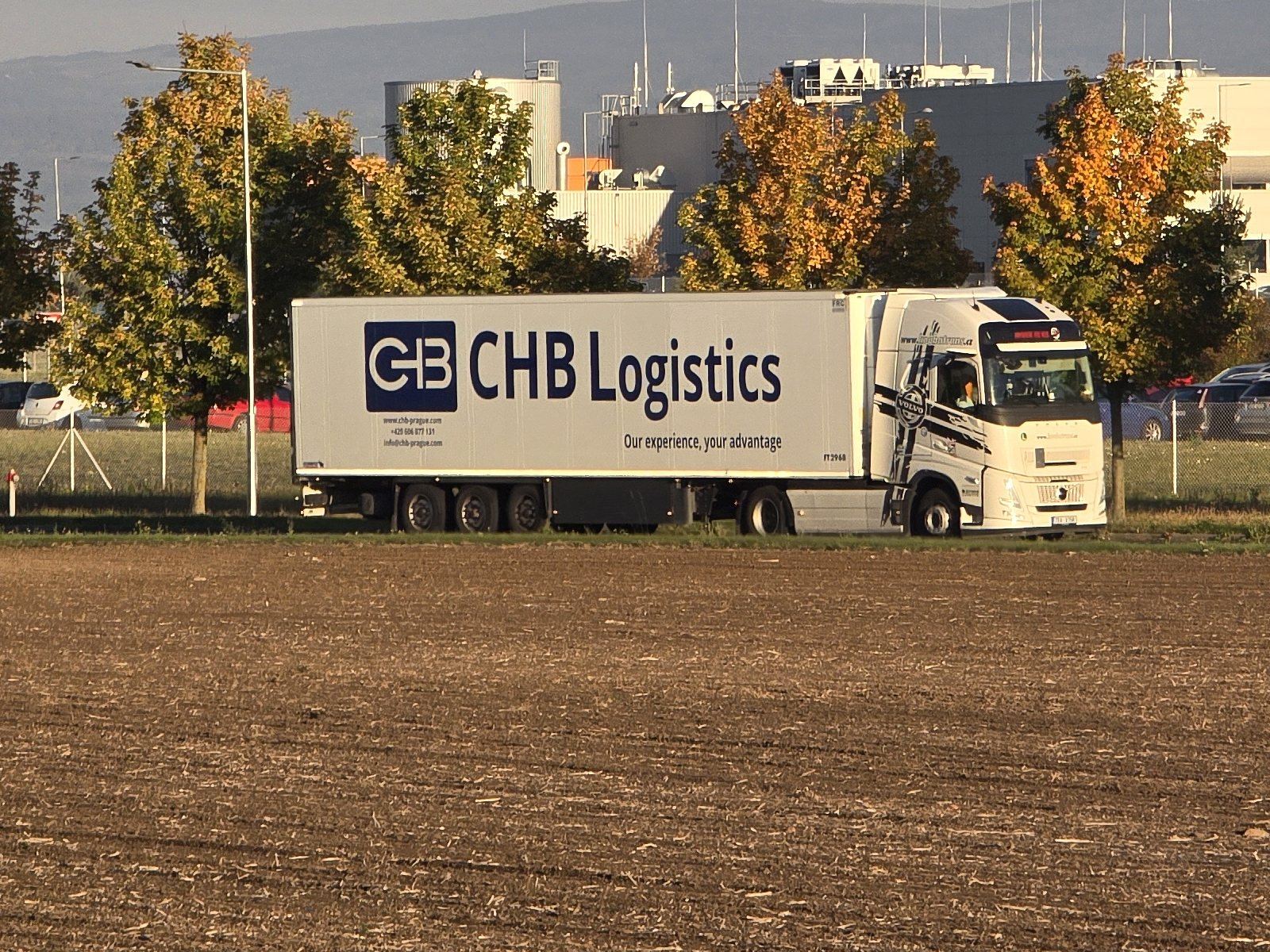 Návěs CHB Logistics projíždí kolem průmyslové zóny