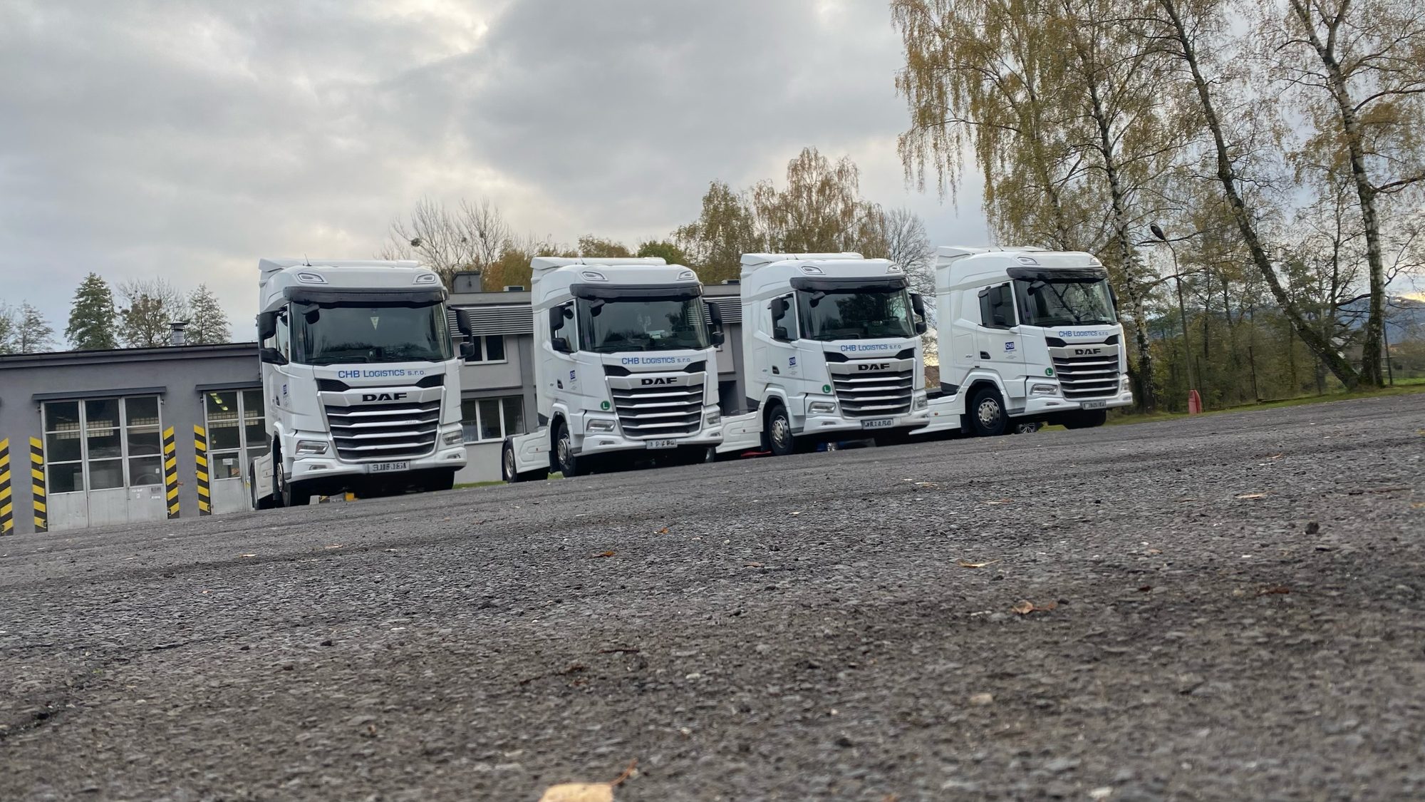Čtyři tahače DAF CHB Logistics zaparkované v řadě