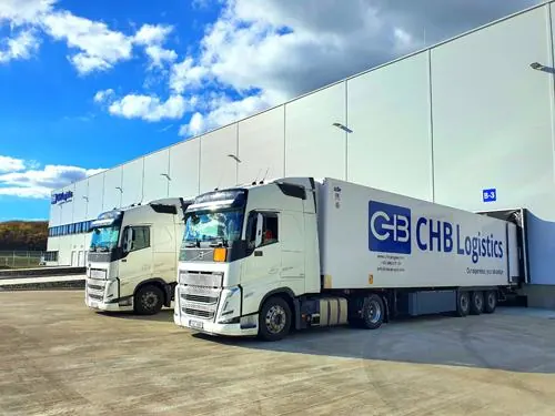 Dva kamiony CHB Logistics u nakládací rampy skladu