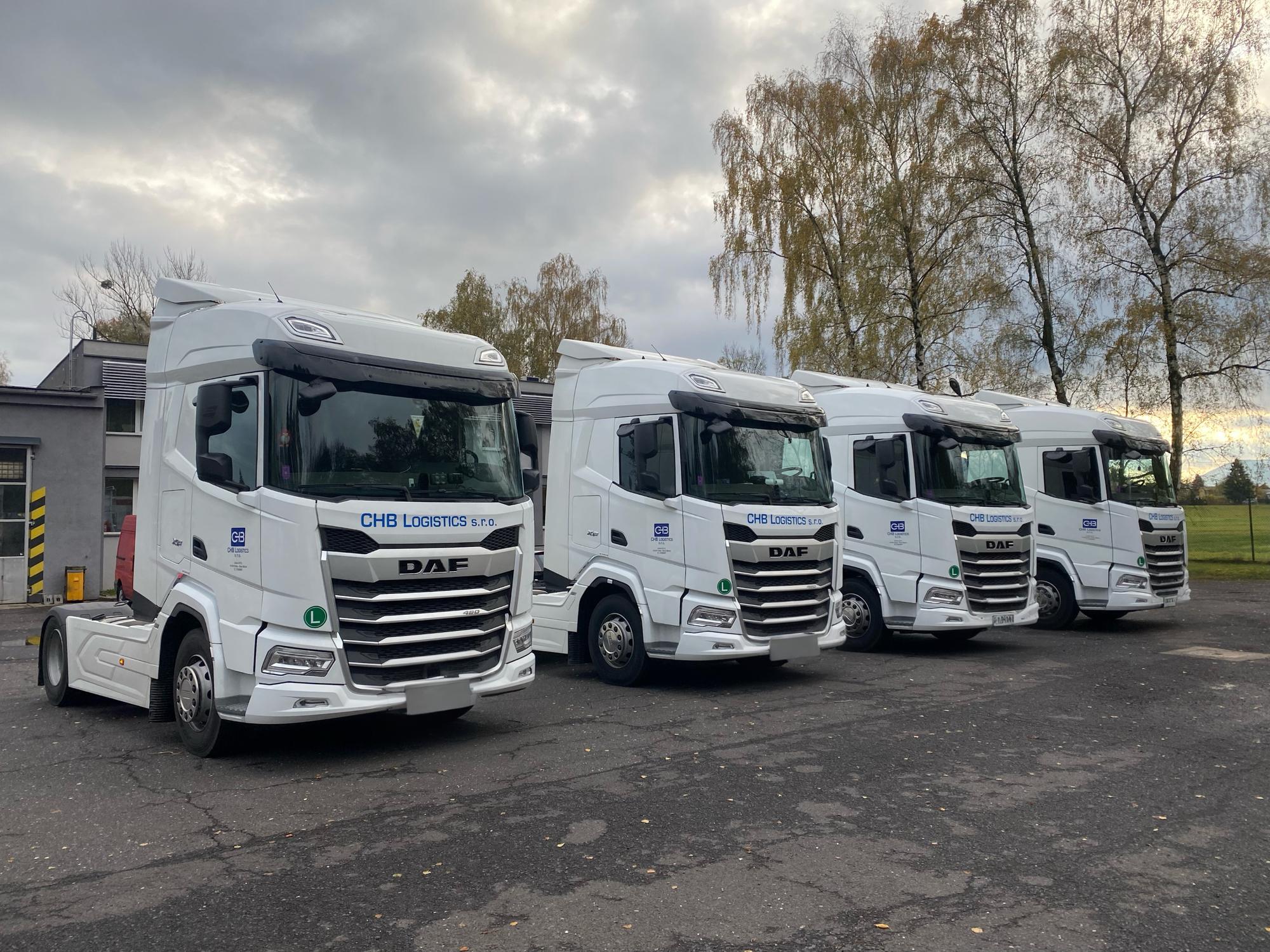 Čtyři tahače DAF CHB Logistics zaparkované v řadě